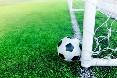 Futbol çizgi hattı sonrası ve kalenin arkasında. Henüz hedef değildir.