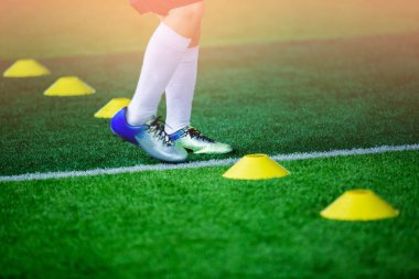 Çocuk Futbol Akademisi futbol eğitimi için Jogging işaret arasında konisi.