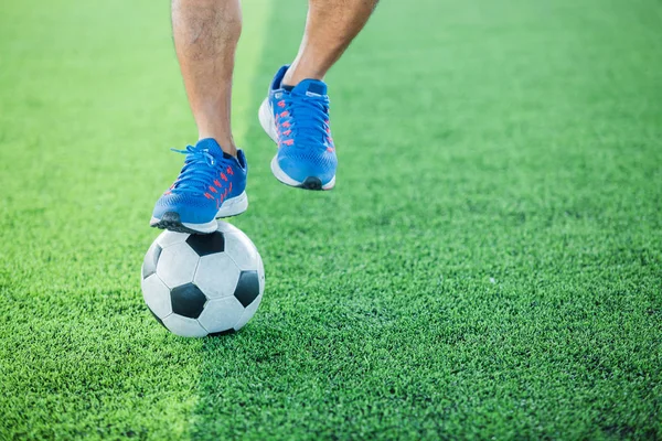 Futbol oyuncu atlama ve stomp yakalamak eğitim ve denetim futbol.