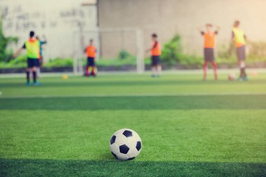 Bulanık futbol oyuncular arka plan ile yeşil yapay çim futbol. Futbol Eğitim Akademisi. Yeşil arka plan ve durum kavramı içindir.