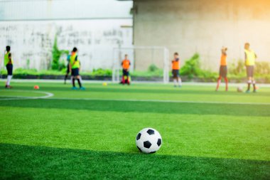 Bulanık futbol oyuncular arka plan ile yeşil yapay çim futbol. Futbol Eğitim Akademisi. Yeşil arka plan ve durum kavramı içindir.