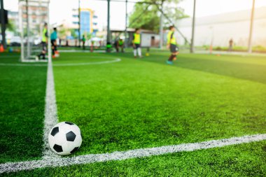 Bulanık futbol oyuncular arka plan ile yeşil yapay çim futbol. Futbol Eğitim Akademisi. Yeşil arka plan ve durum kavramı içindir.