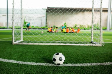 Bulanık futbol oyuncular arka plan ile yeşil yapay çim futbol. Futbol Eğitim Akademisi. Yeşil arka plan ve durum kavramı içindir.