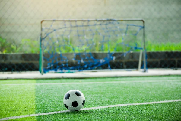 Futebol Relva Artificial Verde Com Borrão Frente Gol Para Fundo — Fotografia de Stock