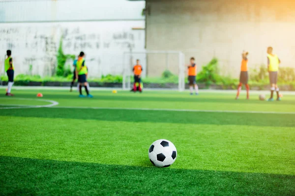 Calcio Tappeto Erboso Artificiale Verde Con Sfondo Giocatori Calcio Sfocati — Foto Stock