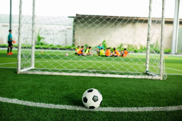 Fußball Auf Grünem Kunstrasen Mit Verschwommenem Fußballer Hintergrund Fußballtraining Der — Stockfoto