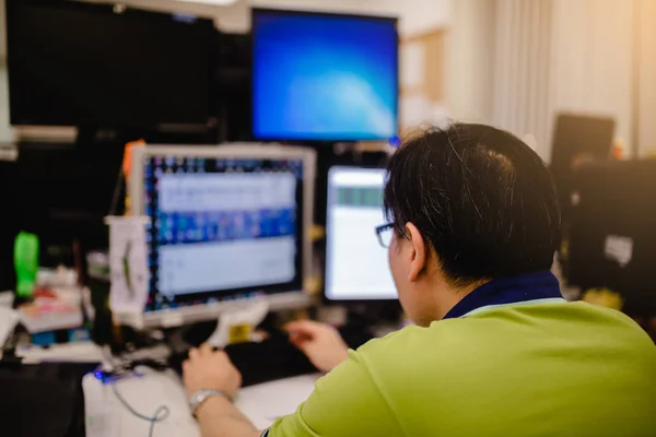 Dia Trabalho Ocupado Close Jovem Empresário Olhando Para Muitos Monitor — Fotografia de Stock