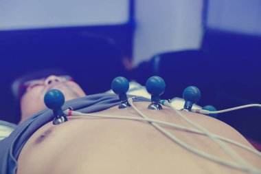 Elektrokardiyogram hastanede kalp ve nabız ölçümü için. Yıllık sağlık kontrolü. Ölçüm hastaların kan basıncı elektrokardiyografi hemşire. EKG