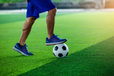 Futbol oyuncu atlama ve stomp yakalamak eğitim ve denetim futbol.