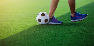 Futbol oyuncu atlama ve stomp yakalamak eğitim ve denetim futbol.