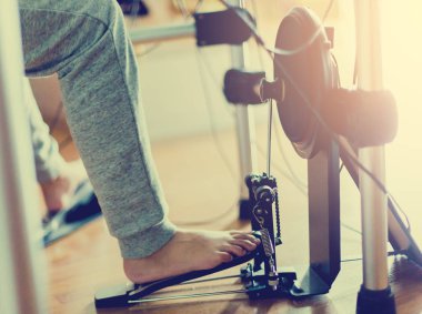 Asyalı kız oving davul bas öğrenme için pedal ve müzik roo içinde elektronik davul çal