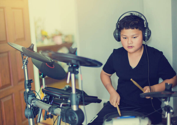 Asiático Chico Poner Negro Camiseta Auriculares Aprendizaje Jugar Tambor Electrónico — Foto de Stock