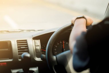 Seçici odak bir arabayı kullanan adam. Arabanın içinde görüntülemek.