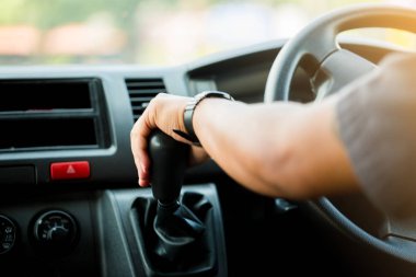 Seçici odak sürüş insan ve değişiklik dişli bir araba. Arabanın içinde görüntülemek.