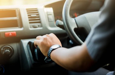 Seçici odak sürüş insan ve değişiklik dişli bir araba. Arabanın içinde görüntülemek.