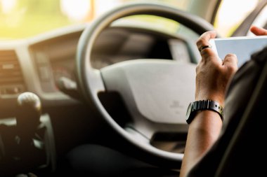 Sürüş sırasında cep telefonu tutarak ve boş işaret eden adam el değmek perde. İnsanlar arabada smartphone trafik sırasında reçel oynamak..