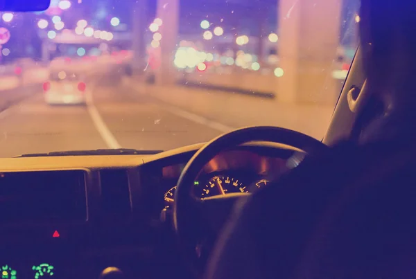 Selektywny Fokus Człowieka Prowadzenie Samochodu Nocy Widok Wnętrza Samochodu — Zdjęcie stockowe