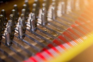 İçinde büyük bir piyano seçici odak için. Bir kuyruklu piyano iç. Gösteren dizeleri ve yapısı.