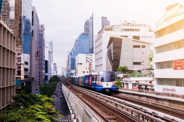 Bangkok Tayland: 15 Eylül 2018: Skytrain veya Bts bölgesinden İstasyonu, Bangkok iş merkezi Silom road gidin.