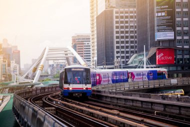 Bangkok Tayland: 15 Eylül 2018: Skytrain veya Bts Chong Bangkok'un İstasyonu, iş merkezidir Bangkok Sathorn Narathiwas binaya gidin.
