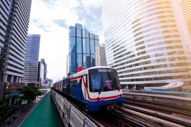 Bangkok Tayland: 15 Eylül 2018: Skytrain veya Bts Chong Bangkok'un İstasyonu, iş merkezidir Bangkok Sathorn Narathiwas binaya gidin.
