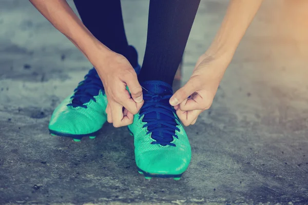 Los Jugadores Fútbol Sientan Atan Cordones Zapatos Deportivos Antes Entrenar —  Fotos de Stock