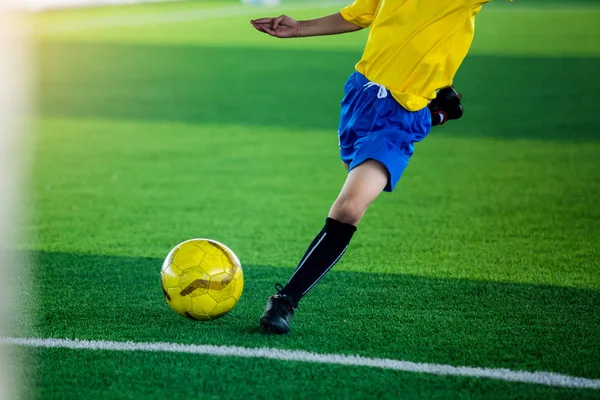 Ποδοσφαιριστής Παιδί Βλήμα Κίτρινο Πράσινο Τεχνητή Τύρφη Για Φόντο — Φωτογραφία Αρχείου