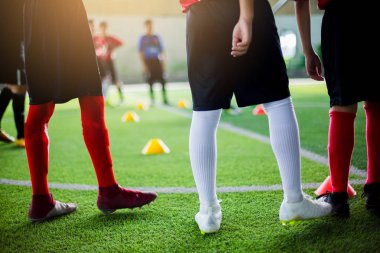 Öğrenme ve koç ile ayakta çocuk futbol takımı. Tatil etkinliği yapıyor.