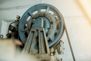 Askı kablo ve yolcu Asansör sisteminin kontrol odasında tekerlek tahrik motoru.