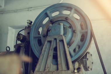 Askı kablo ve yolcu Asansör sisteminin kontrol odasında tekerlek tahrik motoru.