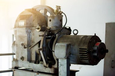 Askı kablo ve yolcu Asansör sisteminin kontrol odasında tekerlek tahrik motoru.