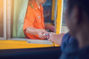 Ekspres Sürücü ödemesi. Adam bir kasiyer bir otoyol yol otoyol kapısı otoyol giriş için para öder.