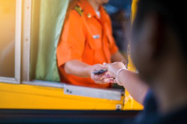 Ekspres Sürücü ödemesi. Adam bir kasiyer bir otoyol yol otoyol kapısı otoyol giriş için para öder.