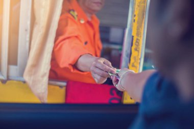 Ekspres Sürücü ödemesi. Adam bir kasiyer bir otoyol yol otoyol kapısı otoyol giriş için para öder.