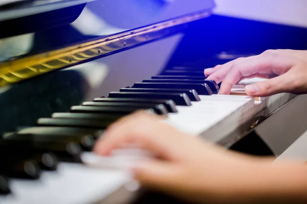 有选择地专注于女人的手指教男孩弹钢琴 两个人的手用音乐符号弹奏钢琴 有学习音乐的乐器 — 图库照片