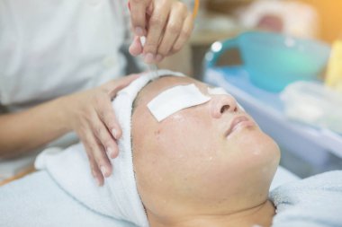 Temiz akne veya sivilce için vakum makinesi. Kavramsal güzellik ve kozmetik görüntü birkaç güzellik uzmanları kendi ilgili ekipman tutan eller. Güzellik kavramı. Kozmetik kavramı. Kozmetik salonu. Kozmetik prosedürler Mezoterapi.