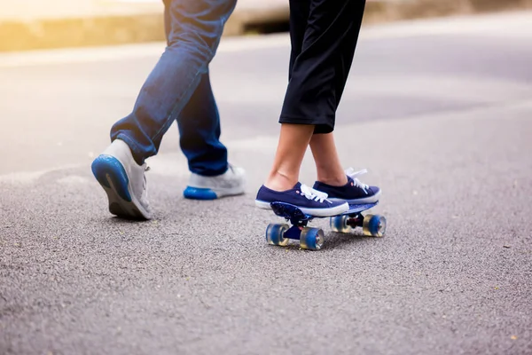 Mladá Dívka Skateboardingu Její Otec Parku Venkovní Ráno Sportovní Koncept — Stock fotografie