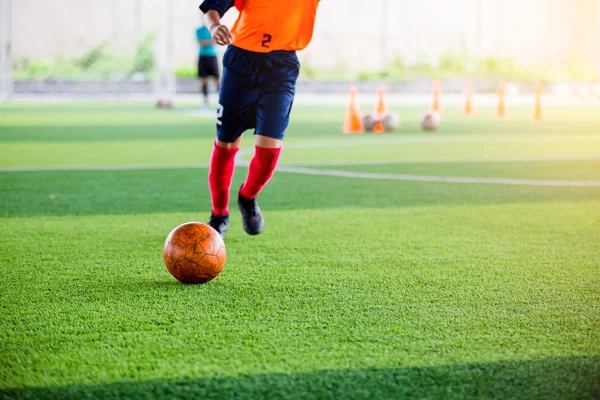 Jogador Futebol Colocar Sapatos Esportivos Pretos Atirar Bola Relva Artificial — Fotografia de Stock