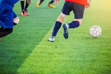 Futbol oyuncuları tuzak ve kontrol topu hedefe ateş etmek için. Topu tekmeleme tarafından birbirlerinizle futbolcular.