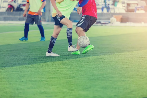 Jogadores Futebol Prendem Controlam Bola Para Atirar Gol Jogadores Futebol — Fotografia de Stock