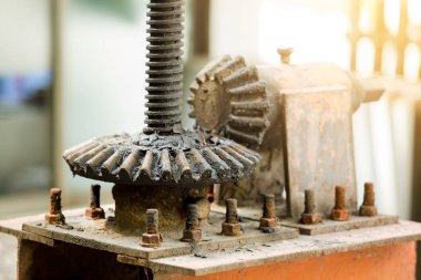 Büyük eski ve paslı çarkları ile seçici odak. Çelik endüstrisi parçaları olduğunu.