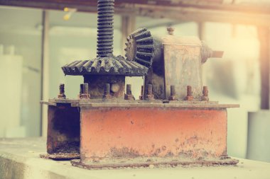 Büyük eski ve paslı çarkları ile seçici odak. Çelik endüstrisi parçaları olduğunu.