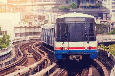 Elektrik skytrain Bangkok metropolitan bölgesi şehir merkezinde çalışıyor. Demiryolu üzerinde çalışıyor.