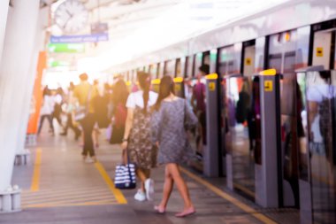 Ve otomatik ağ geçidi ile elektrik skytrain, demiryolu ulaşım yolcu için dışarı şehir, gezgin ve kentsel yaşam tarzı insanların bulanık.