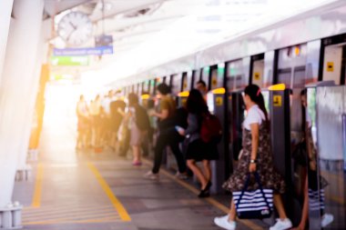Bulanık, içe doğru yürüyüş yolcuların skytrain. Formu skytrain yürüyüş yolcu.