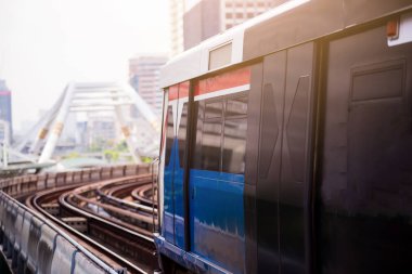 Elektrik skytrain Bangkok metropolitan bölgesi şehir merkezinde çalışıyor. Demiryolu üzerinde çalışıyor.