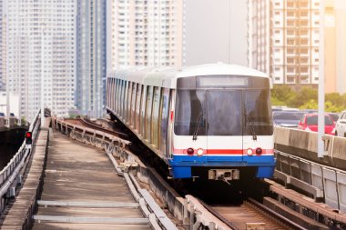 Elektrik skytrain Bangkok metropolitan bölgesi şehir merkezinde çalışıyor. Demiryolu üzerinde çalışıyor.