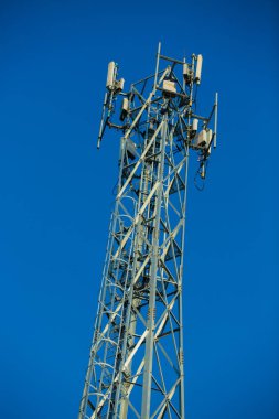 Mobil alıcı ve verici anten Kulesi, mavi gökyüzü ile bina anten Kulesi. Gökyüzü background.Communication anten Kulesi ile yakın çekim sahne gökyüzü arka planda Bina anten yakın çekim / yumuşak odak.