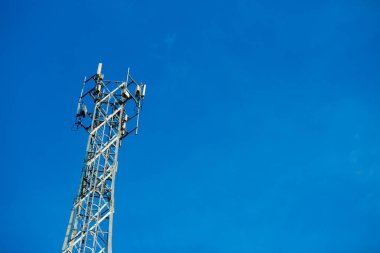 Mobil alıcı ve verici anten Kulesi, mavi gökyüzü ile bina anten Kulesi. Gökyüzü background.Communication anten Kulesi ile yakın çekim sahne gökyüzü arka planda Bina anten yakın çekim / yumuşak odak.