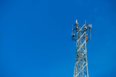 Mobil alıcı ve verici anten Kulesi, mavi gökyüzü ile bina anten Kulesi. Gökyüzü background.Communication anten Kulesi ile yakın çekim sahne gökyüzü arka planda Bina anten yakın çekim / yumuşak odak.